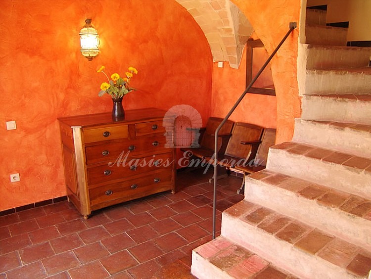 Hall de entrada y escalera de acceso a planta superior