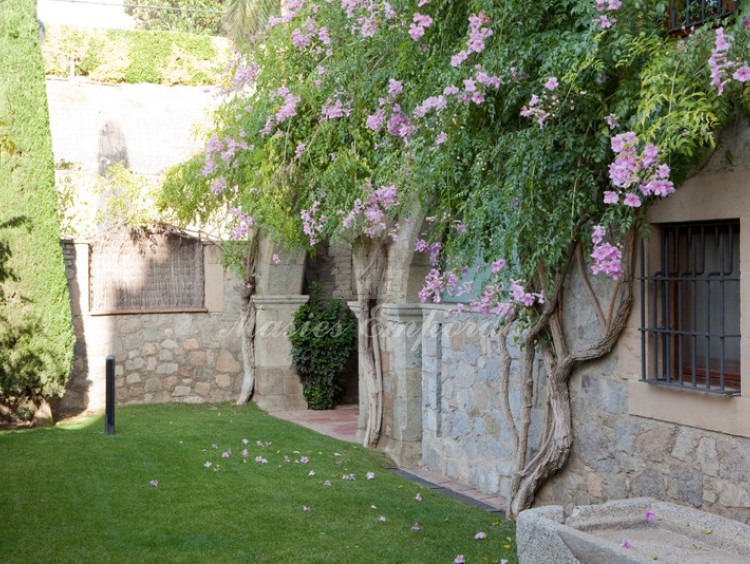 Lateral de la masías y parte el jardín de la propiedad
