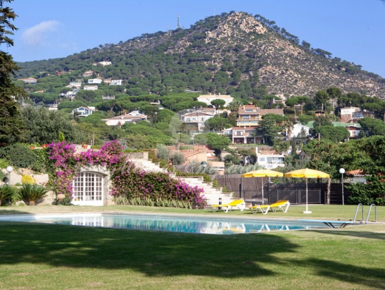Vista de la piscina y de las colinas del municipio de Cabrera de Mar