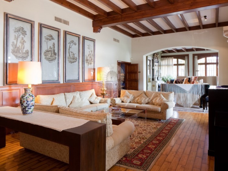 Vistas del salón estar de la casa, comunicado con el comedor principal y acceso a través de porche al jardín 