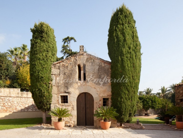 Ermita de la propiedad adjunta al jardín de la masía 