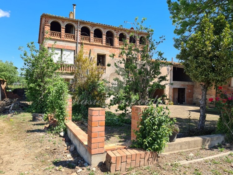 Vista de la fachada de la masía