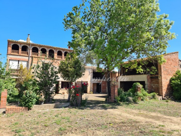 Vista de la fachada de la masía