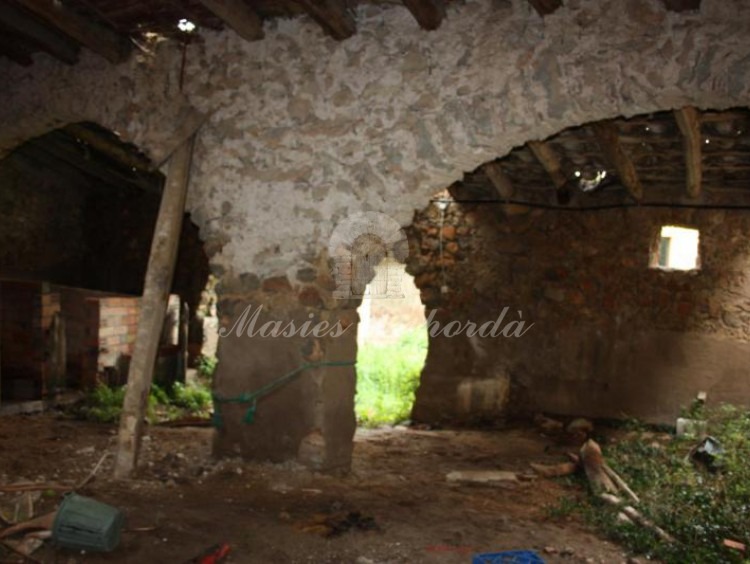 Interior de las cuadras con doble arco de medio punto