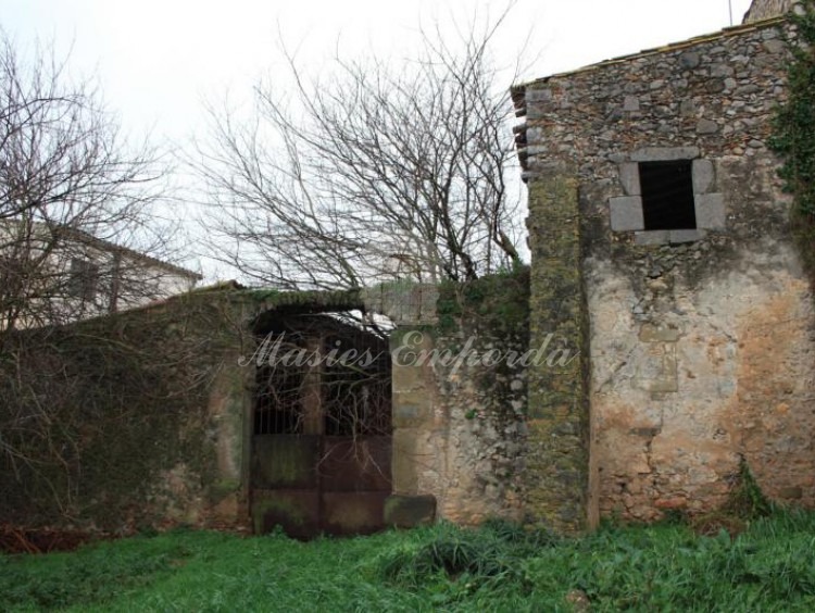 Entrada al patio y cuadras de la masía