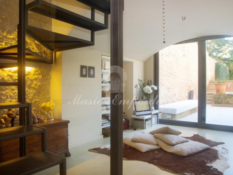 Escalera de acceso a planta superior y vista segundo salón de la planta de la casa  