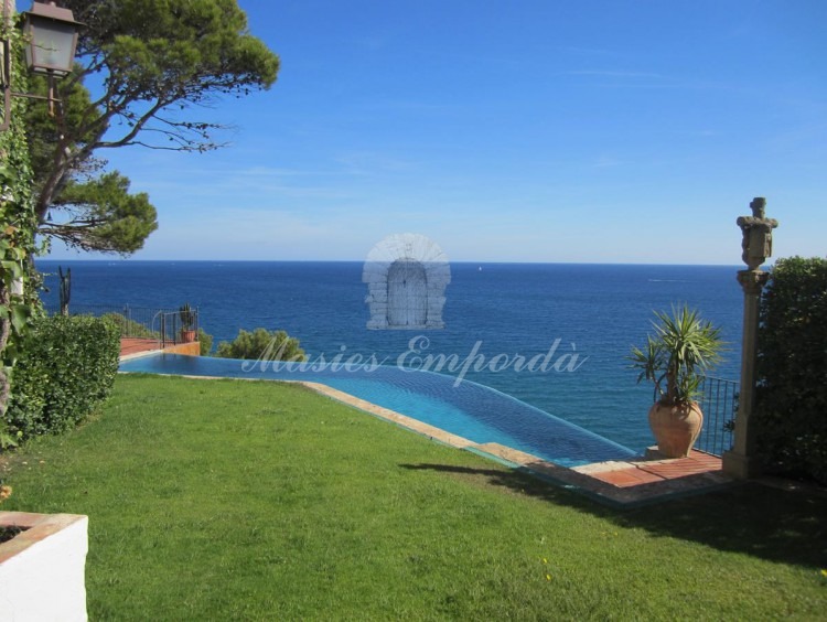 Terraza y jardín  junto a la piscina con vistas espectaculares del mar mediterráneo