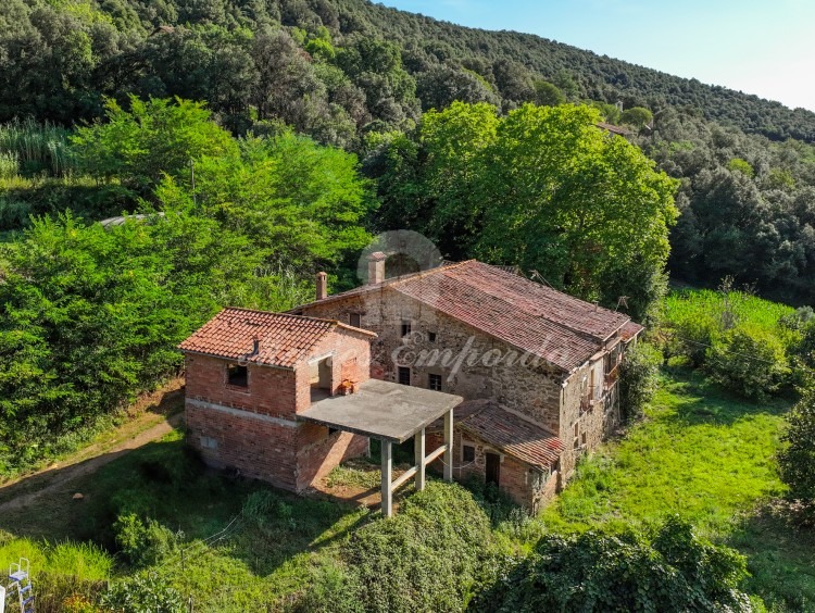 Vistas del conjunto de la masía Vistas del conjunto de la masía