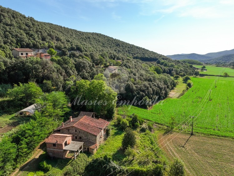 Vistas del conjunto de la masía Vistas del conjunto de la masía