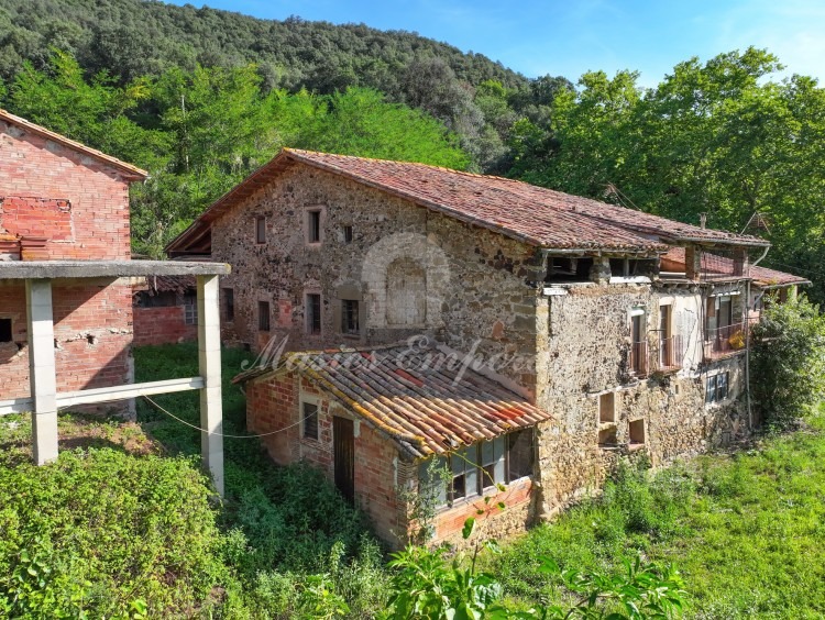 Vistas del conjunto de la masía Vistas del conjunto de la masía