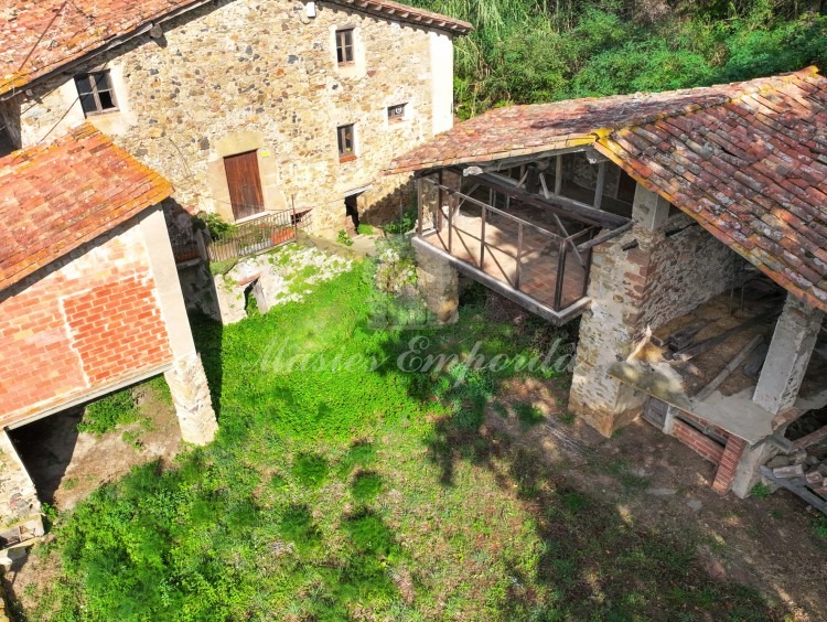 Vistas del conjunto de la masía Vistas del conjunto de la masía