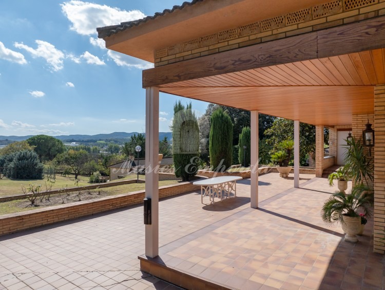 Fachada y terraza