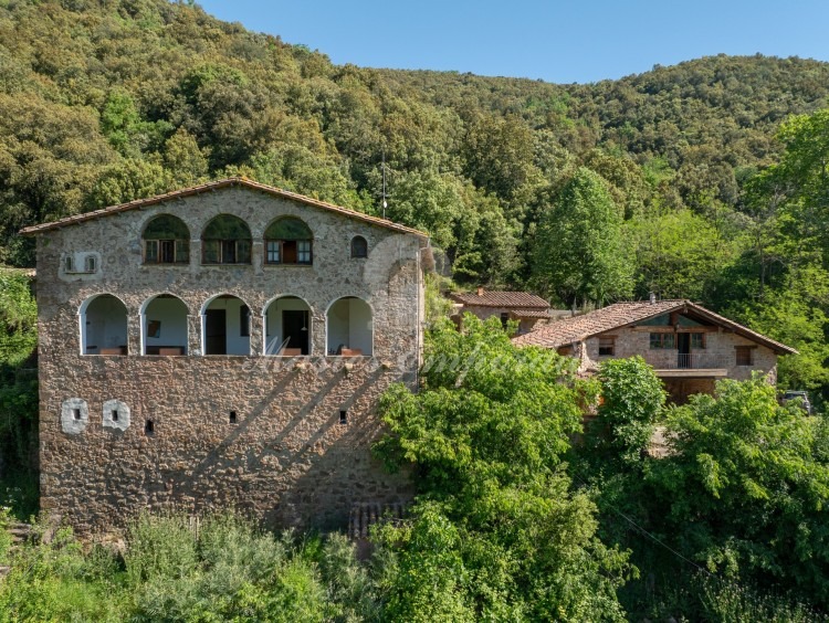 Vistas de la fachada oeste de la masía