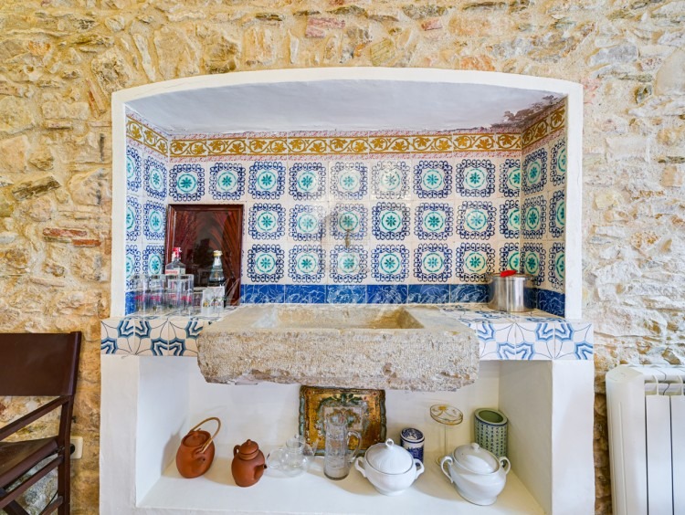 Comedor con detalles de la antigua fregadera