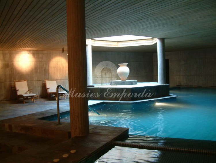 Vista de la piscina climatizada de la planta baja con un gran lucernario que se centra en la glorieta de esta 