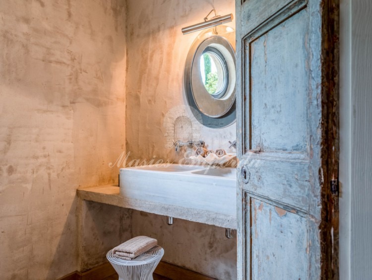 Baño de una de las  suite de la masía 