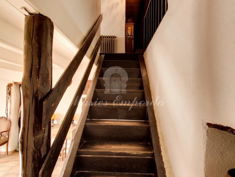 Escalera de acceso a la planta de la masía 