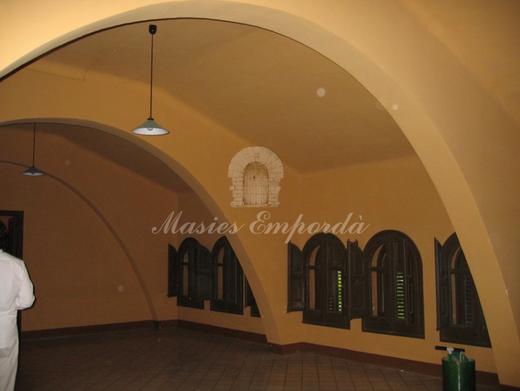 Espectacular y espaciosa buhardilla de la casa con varios arco de carga de cubierta y estructura a la vista. 