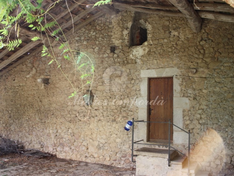 Detalle de la fachada de la casa de invitados desde el interior del pajar