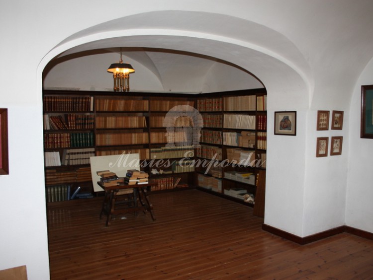 Despacho en habitación con techo con arcos de aristas