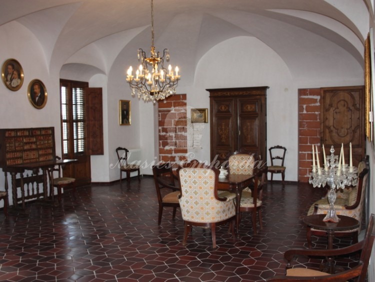 Hall distribuidor de la primera planta con techo abovedado y arcos toral que le da un volumen magnifico a la sala. 