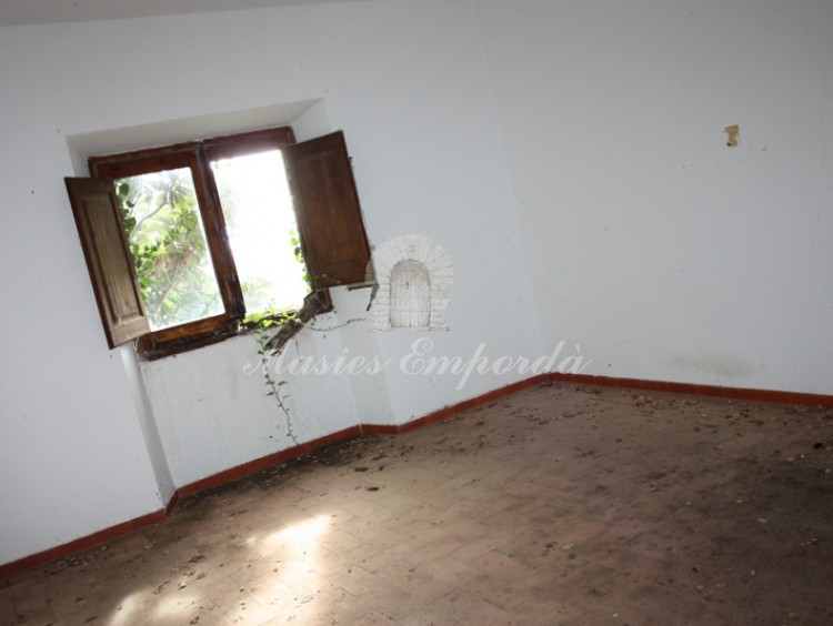 Salón con chimenea de la casa de invitados 