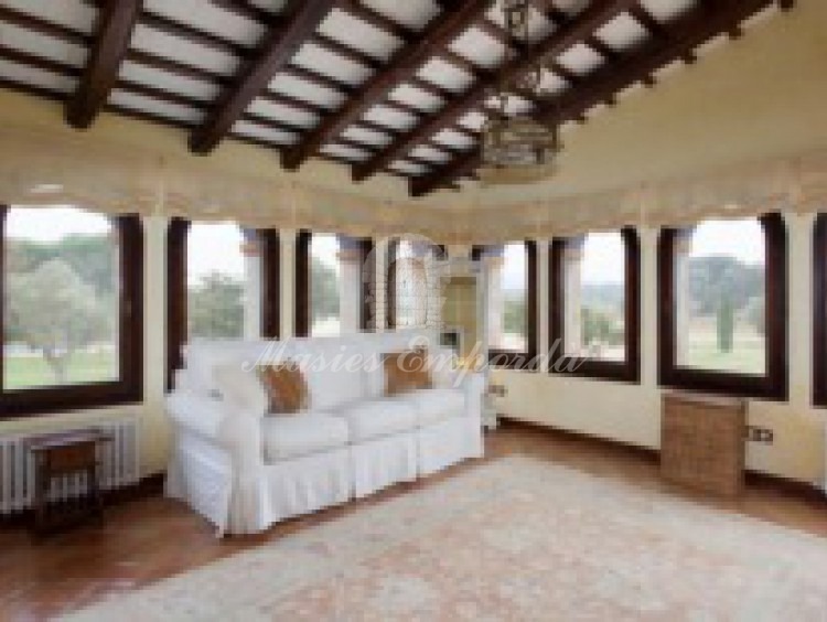 Salón de estar de la suite principal con vistas al jardín que rodea la propiedad  
