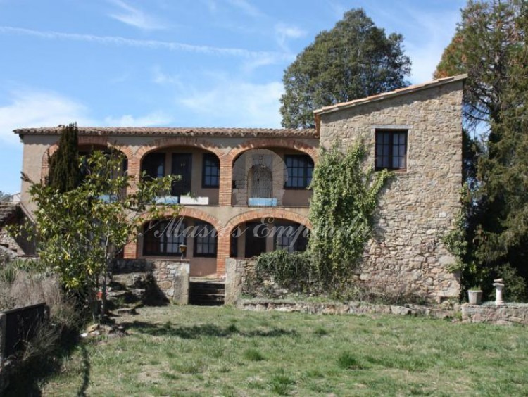 Anexos a la masía que rodean la era central de la casa 