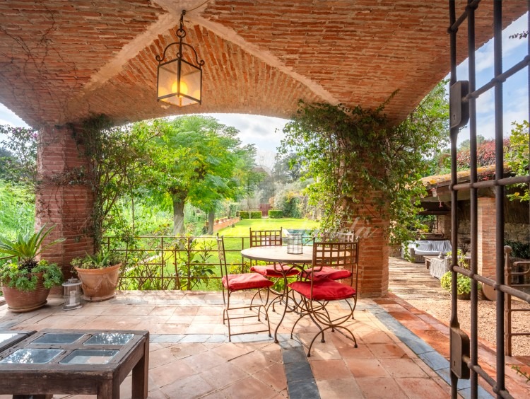 Porche de la casa con una cubierta de arco de crucería muy bonito
