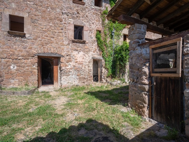 Vista de la era y la entrada a la masía