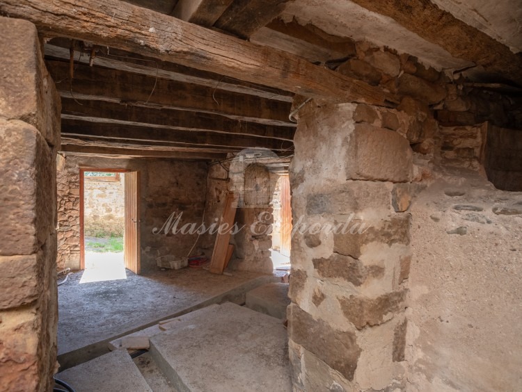Planta baja de la masía antigua cuadras de ganado y almacenes 