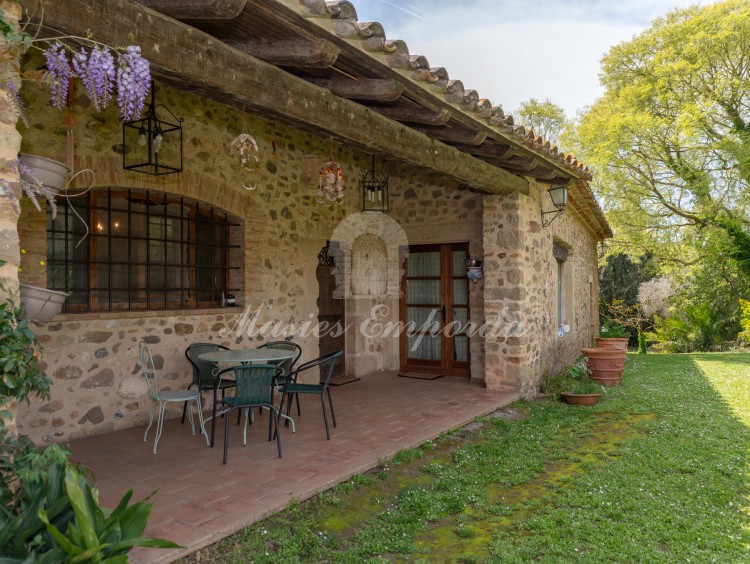Porche del jardín parte de la piscina 