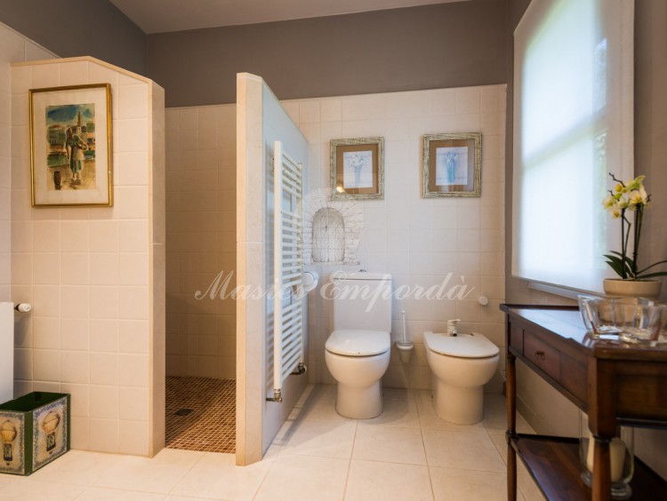 Baño con ducha muy luminoso