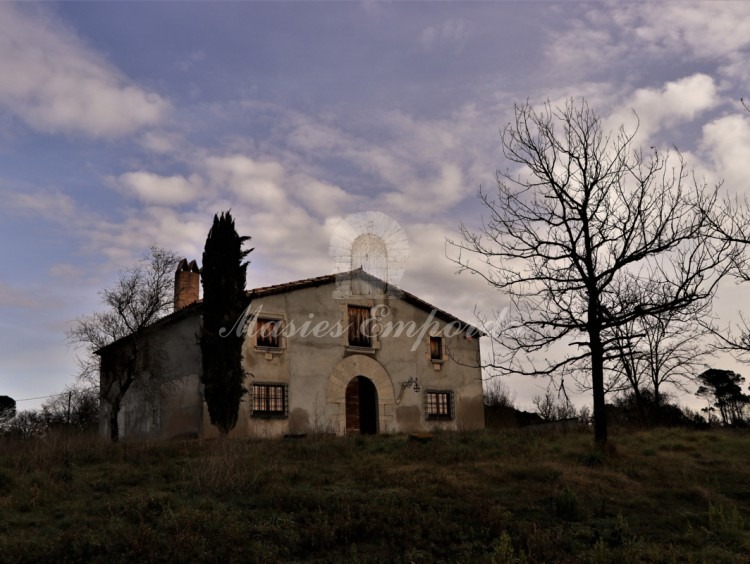 Vista de la fachada de la masía  