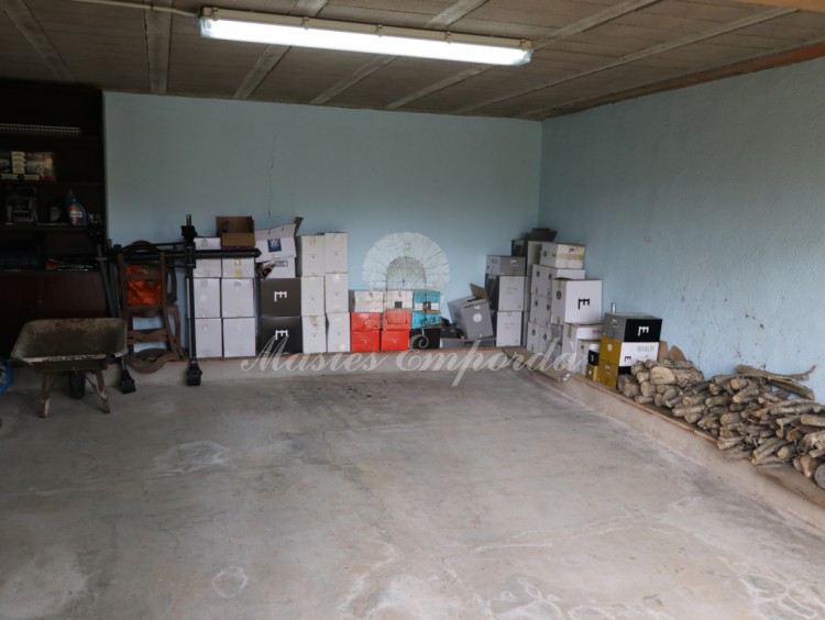 Vista interior de parte del garaje y taller