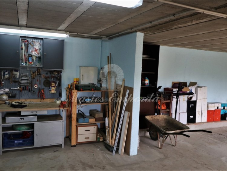 Vista interior de parte del garaje y taller